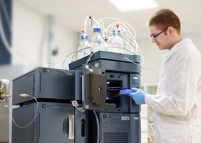 Alphalyse employee Dean is setting up the Waters Acquity HPLC instrument.