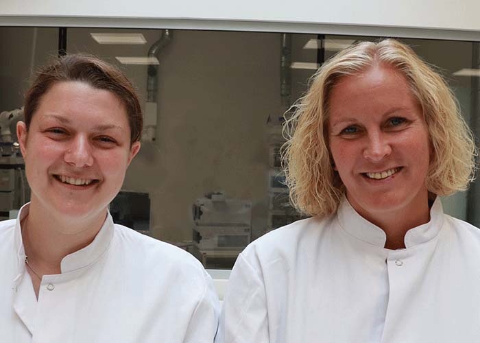 A photo of Tine Nielsen and Line Greve in the ALphalyse lab.