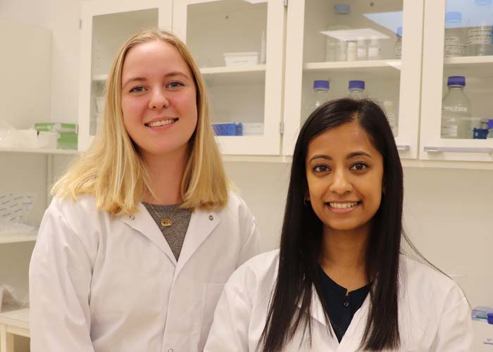 Photo of Alphalyse employees Sindhu and Freja in the laboratory