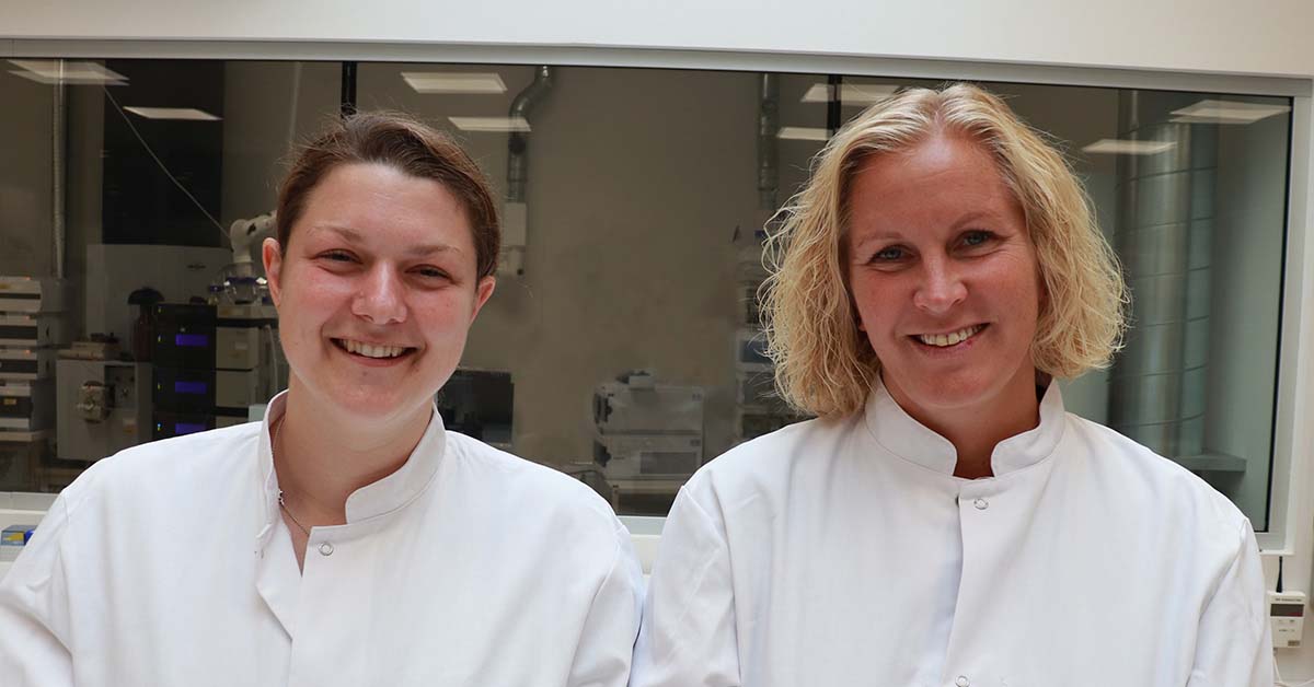 A photo of Tine Nielsen and Line Greve in the ALphalyse lab.